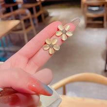 將圖片載入圖庫檢視器 JME-121 S925银针韩版新款花朵珍珠耳环女抖音同款简约气质设计感耳钉耳饰