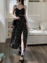 將圖片載入圖庫檢視器 JMA-507 法式黑色茶歇碎花连衣裙女夏季收腰显瘦吊带裙气质开叉中长款裙子