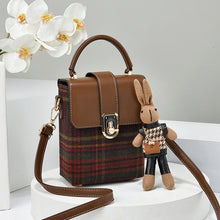 將圖片載入圖庫檢視器 JM-828 今年流行红格质感手机包斜挎包小包包2023新款时尚百搭手提单肩包