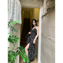 將圖片載入圖庫檢視器 JMA-507 法式黑色茶歇碎花连衣裙女夏季收腰显瘦吊带裙气质开叉中长款裙子