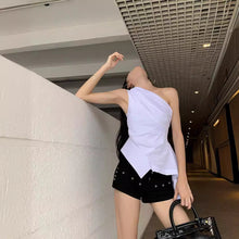 將圖片載入圖庫檢視器 JMA-1048 高级感气质不规则露肩白色衬衣女装夏季海边褶皱斜肩修身衬衫上衣
