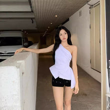 將圖片載入圖庫檢視器 JMA-1048 高级感气质不规则露肩白色衬衣女装夏季海边褶皱斜肩修身衬衫上衣
