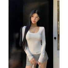 將圖片載入圖庫檢視器 JMA-1012 实拍 韩系辣妹U领正肩长袖T恤女2025春季纯欲性感露锁骨修身上衣
