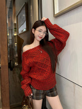 將圖片載入圖庫檢視器 JMA-1014 实拍 秋冬季新年红短款菱格纹毛衣女氛围感针织上衣+格纹毛呢短裤
