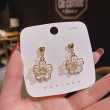 將圖片載入圖庫檢視器 JME-1008 S925银针2024春夏新品耳钉女日韩个性小众设计感耳环冷淡风耳饰潮
