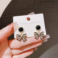 將圖片載入圖庫檢視器 JME-820 黑色蝴蝶结耳钉特别设计感港风耳环小众耳坠法式赫本风百搭耳饰女
