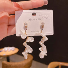 將圖片載入圖庫檢視器 JM-1438 925银针白色花片耳环日韩网红ins夸张耳饰珍珠感耳坠女耳钉
