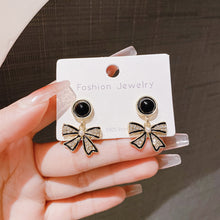 將圖片載入圖庫檢視器 JME-820 黑色蝴蝶结耳钉特别设计感港风耳环小众耳坠法式赫本风百搭耳饰女
