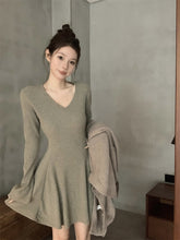 將圖片載入圖庫檢視器 JMA-986 实拍 秋冬纯欲辣妹气质收腰v领性感收腰打底长袖连衣裙短裙子
