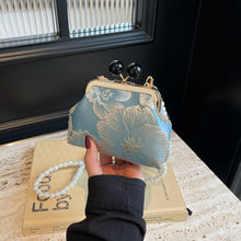 將圖片載入圖庫檢視器 JM-1448 时尚百搭新中式包包女新款百搭珍珠链条单肩包斜挎包迷你包口金包
