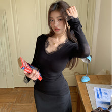 將圖片載入圖庫檢視器 JMA-966 实拍 秋冬新款打底衫女修身高级感V领蕾丝花边上衣百搭针织衫
