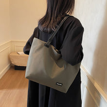 將圖片載入圖庫檢視器 JM-1380 时尚小众大容量单肩托特包包女 新款高级感出游必备休闲妈咪包
