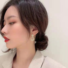 將圖片載入圖庫檢視器 JME-957 银针耳环 新品潮女感大气网红耳钉韩国气质复古耳饰品

