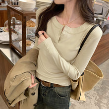 將圖片載入圖庫檢視器 JMA-1016 实拍 小花边正肩修身长袖打底衫女春季新款可外穿半开领T恤 3色
