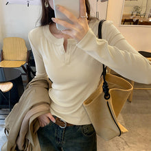 將圖片載入圖庫檢視器 JMA-1016 实拍 小花边正肩修身长袖打底衫女春季新款可外穿半开领T恤 3色
