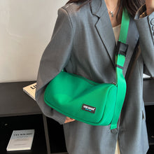 將圖片載入圖庫檢視器 JM-1213 流行爆款帆布女包时尚百搭轻便枕头包运动休闲百搭单肩斜挎包
