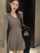 將圖片載入圖庫檢視器 JMA-986 实拍 秋冬纯欲辣妹气质收腰v领性感收腰打底长袖连衣裙短裙子
