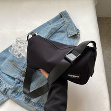 將圖片載入圖庫檢視器 JM-1213 流行爆款帆布女包时尚百搭轻便枕头包运动休闲百搭单肩斜挎包
