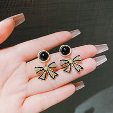 將圖片載入圖庫檢視器 JME-820 黑色蝴蝶结耳钉特别设计感港风耳环小众耳坠法式赫本风百搭耳饰女
