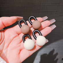 將圖片載入圖庫檢視器 JME-815 韩国不规则小圆珠耳环女气质优雅感S925银针黑色耳钉百搭秋冬简约
