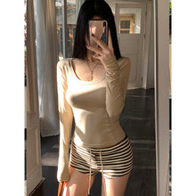 將圖片載入圖庫檢視器 JMA-1012 实拍 韩系辣妹U领正肩长袖T恤女2025春季纯欲性感露锁骨修身上衣
