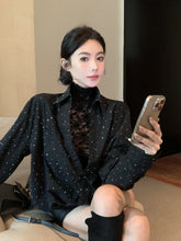 將圖片載入圖庫檢視器 JMA-959 实拍 早春季设计感辣妹风半高领蕾丝衫拼接V领烫钻假两件衬衫上衣
