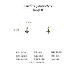 將圖片載入圖庫檢視器 JME-752 法式复古几何C形黑色花朵耳钉小众设计高级感独特百搭耳环耳饰品
