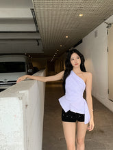 將圖片載入圖庫檢視器 JMA-1048 高级感气质不规则露肩白色衬衣女装夏季海边褶皱斜肩修身衬衫上衣
