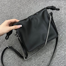將圖片載入圖庫檢視器 JM-1461 韩系时尚百搭链条包包女秋冬新款褶皱云朵水桶包质感斜挎包
