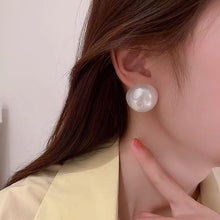 將圖片載入圖庫檢視器 JME-016 銀針彩光大珍珠幾何耳環女韓國簡約法式氣質網紅耳釘日常百搭耳飾S925銀針

