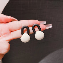 將圖片載入圖庫檢視器 JME-815 韩国不规则小圆珠耳环女气质优雅感S925银针黑色耳钉百搭秋冬简约
