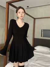 將圖片載入圖庫檢視器 JMA-986 实拍 秋冬纯欲辣妹气质收腰v领性感收腰打底长袖连衣裙短裙子
