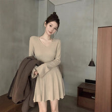 將圖片載入圖庫檢視器 JMA-986 实拍 秋冬纯欲辣妹气质收腰v领性感收腰打底长袖连衣裙短裙子
