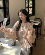 將圖片載入圖庫檢視器 MC12737 粉色雪紡襯衫女春夏季韓版甜美小衫V領花苞長袖慵懶 上衣
