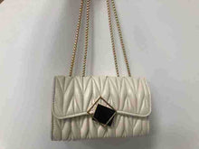 將圖片載入圖庫檢視器 JM-1031 包包夏季女跨境批发女士包包2024年款时尚潮流链条褶皱单肩斜挎包
