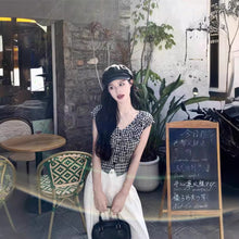 將圖片載入圖庫檢視器 JMA-1047 实拍 法式黑白格子上衣小众V领衬衫女夏季设计感显瘦短款别致衬衣
