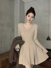 將圖片載入圖庫檢視器 JMA-986 实拍 秋冬纯欲辣妹气质收腰v领性感收腰打底长袖连衣裙短裙子
