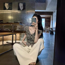 將圖片載入圖庫檢視器 JMA-1047 实拍 法式黑白格子上衣小众V领衬衫女夏季设计感显瘦短款别致衬衣
