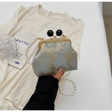 將圖片載入圖庫檢視器 JM-1448 时尚百搭新中式包包女新款百搭珍珠链条单肩包斜挎包迷你包口金包
