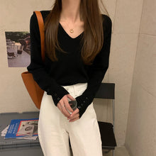 將圖片載入圖庫檢視器 JMA-954 实拍 宽松内搭V领长袖针织衫毛衣女秋冬季洋气打底衫复古显瘦上衣
