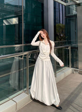 將圖片載入圖庫檢視器 JMA-1015 实拍 春法式荡领假两件修身长袖T恤上衣女+白色花苞半身裙两件套
