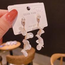 將圖片載入圖庫檢視器 JM-1438 925银针白色花片耳环日韩网红ins夸张耳饰珍珠感耳坠女耳钉
