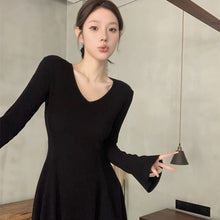 將圖片載入圖庫檢視器 JMA-986 实拍 秋冬纯欲辣妹气质收腰v领性感收腰打底长袖连衣裙短裙子
