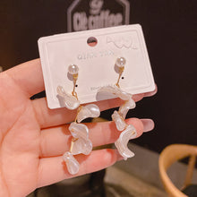 將圖片載入圖庫檢視器 JM-1438 925银针白色花片耳环日韩网红ins夸张耳饰珍珠感耳坠女耳钉
