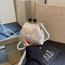 將圖片載入圖庫檢視器 JM-1448 时尚百搭新中式包包女新款百搭珍珠链条单肩包斜挎包迷你包口金包
