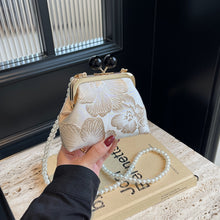將圖片載入圖庫檢視器 JM-1448 时尚百搭新中式包包女新款百搭珍珠链条单肩包斜挎包迷你包口金包
