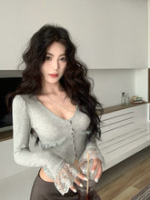 將圖片載入圖庫檢視器 JMA-106 实拍 春季复古辣妹心机V领蕾丝花边修身短款显瘦长袖开衫上衣

