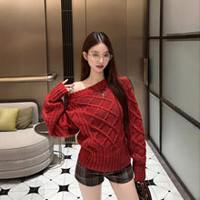 將圖片載入圖庫檢視器 JMA-1014 实拍 秋冬季新年红短款菱格纹毛衣女氛围感针织上衣+格纹毛呢短裤
