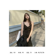 將圖片載入圖庫檢視器 JMA-006 实拍2023夏新款v领性感豹纹吊带女修身中长款法式长裙打底连衣裙
