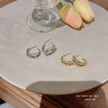 將圖片載入圖庫檢視器 JME-375 925银针轻奢小众C形圆圈耳环女高级设计感碎银几两耳钉耳圈耳饰品
